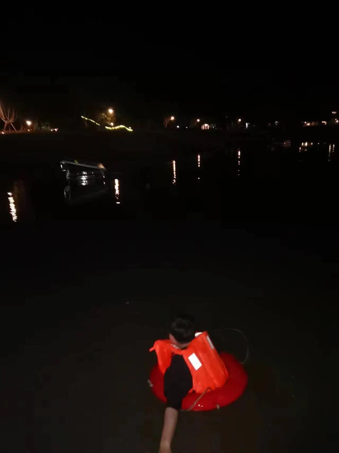 DƬ